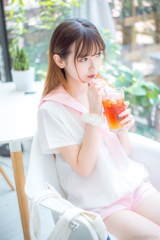 “若是招降张任的话，我倒有一计。”法正坐在庞统身侧，想了想，突然微笑道。